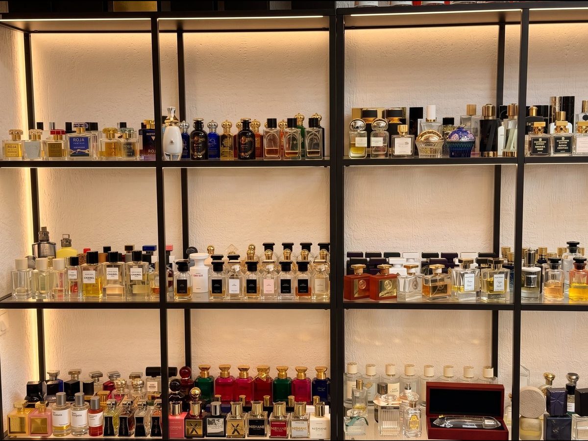 Стеллажи с флаконами в магазине KRD PARFUM