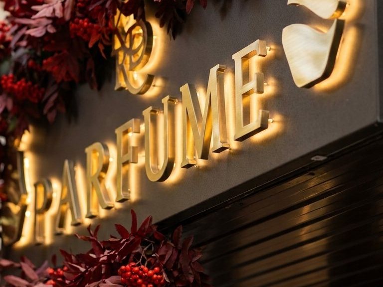 Вывеска магазина KRD PARFUM на Тюляева, 16/1